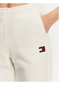 Tommy Jeans Spodnie dresowe Badge DW0DW20679 Écru Regular Fit. Materiał: bawełna #5
