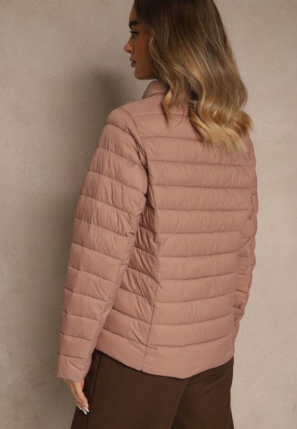 Renee - Beżowa Casualowa Kurtka Ozdobiona Pikowaniem Nelionea. Okazja: na co dzień. Kolor: beżowy. Materiał: jeans. Wzór: aplikacja. Styl: casual