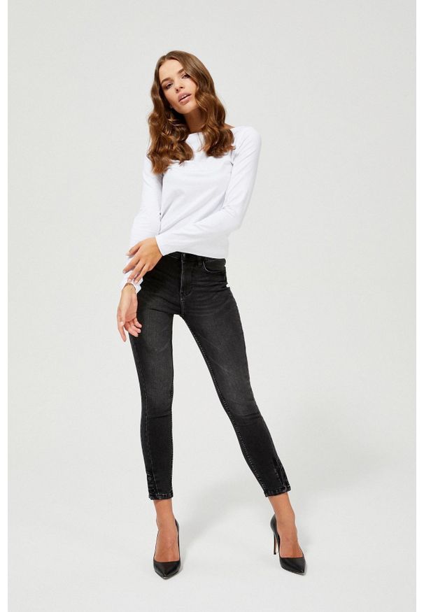 MOODO - Jeansy medium waist z ozdobnymi guzikami. Długość: długie. Wzór: gładki