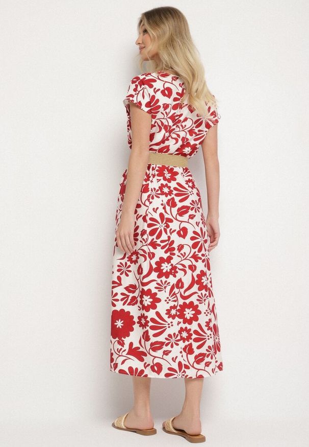 Born2be - Czerwona Wiskozowa Sukienka o Rozkloszowanym Kroju z Ozdobnym Paskiem z Klamrą Zarolena. Okazja: na spacer, na co dzień, na imprezę. Typ kołnierza: dekolt w kształcie V. Kolor: czerwony. Materiał: wiskoza. Sezon: lato. Typ sukienki: rozkloszowane. Styl: casual, elegancki