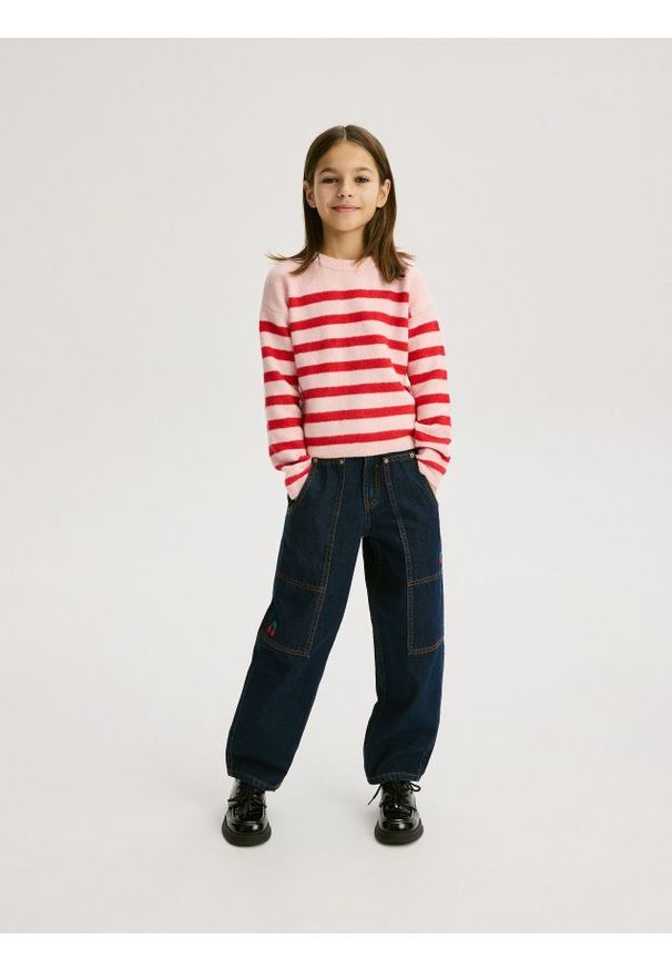 Reserved - Sweter w paski - różowy. Kolor: różowy. Materiał: dzianina. Wzór: paski