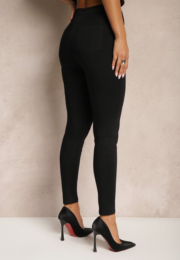 Renee - Czarne Elastyczne Jeansy o Kroju Skinny High Waist Darira. Okazja: na co dzień. Stan: podwyższony. Kolor: czarny. Wzór: aplikacja. Styl: casual