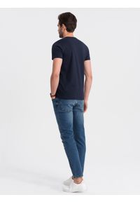 Ombre Clothing - Klasyczna męska bawełniana koszulka z dekoltem w serek BASIC - granatowa V2 - Rozmiar: M. Typ kołnierza: dekolt w serek. Kolor: niebieski. Materiał: bawełna. Styl: klasyczny
