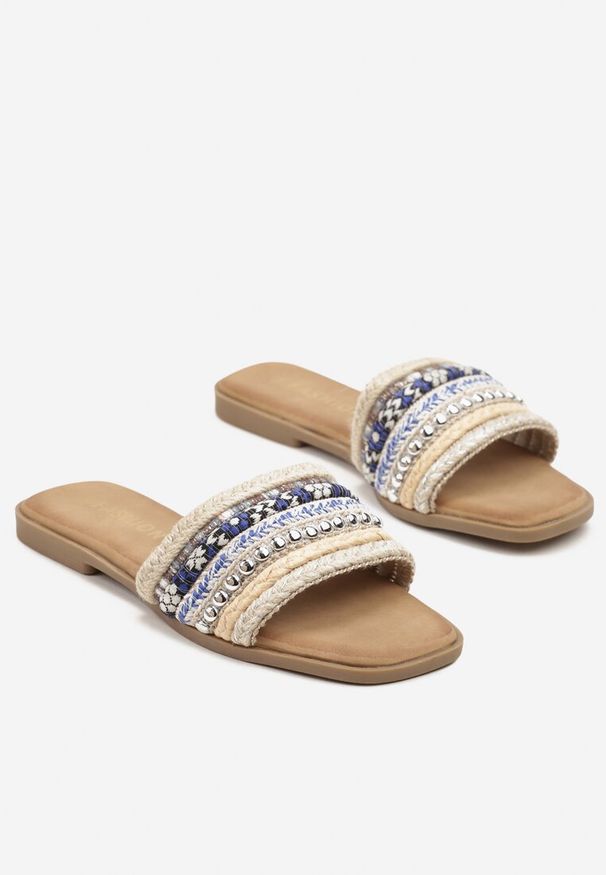 Renee - Niebiesko-Beżowe Klapki z Nitami Plecione w Stylu Boho Lanvisa. Okazja: na co dzień. Kolor: niebieski. Materiał: materiał. Wzór: aplikacja. Sezon: lato. Styl: boho