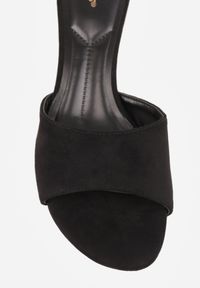 Renee - Czarne Klapki VICES na Obcasie Typu Kaczuszka z Imitacji Drewna Sacredgem. Okazja: do pracy. Kolor: czarny. Materiał: jeans. Obcas: na obcasie. Wysokość obcasa: średni #9