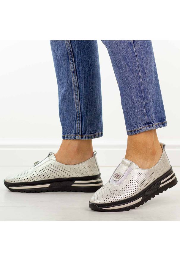 Złote ażurowe skórzane półbuty damskie S.Barski 7092. Okazja: na spacer, na co dzień. Nosek buta: okrągły. Zapięcie: bez zapięcia. Kolor: złoty. Szerokość cholewki: normalna. Wzór: ażurowy. Materiał: skóra. Sezon: wiosna, jesień, lato. Styl: casual, elegancki, sportowy, klasyczny