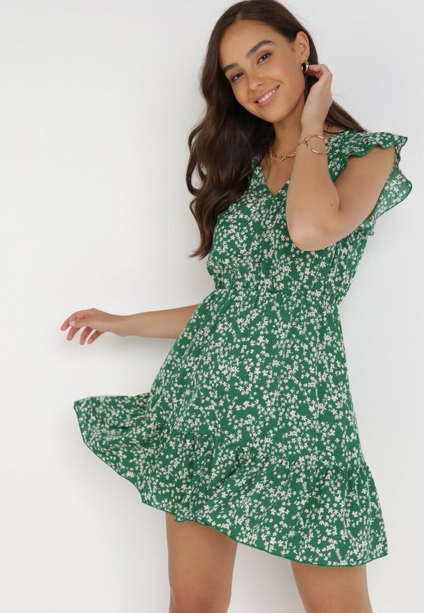 Born2be - Zielona Sukienka Theaneilise. Typ kołnierza: kołnierz z falbankami, dekolt w serek. Kolor: zielony. Wzór: aplikacja, kwiaty. Długość: mini