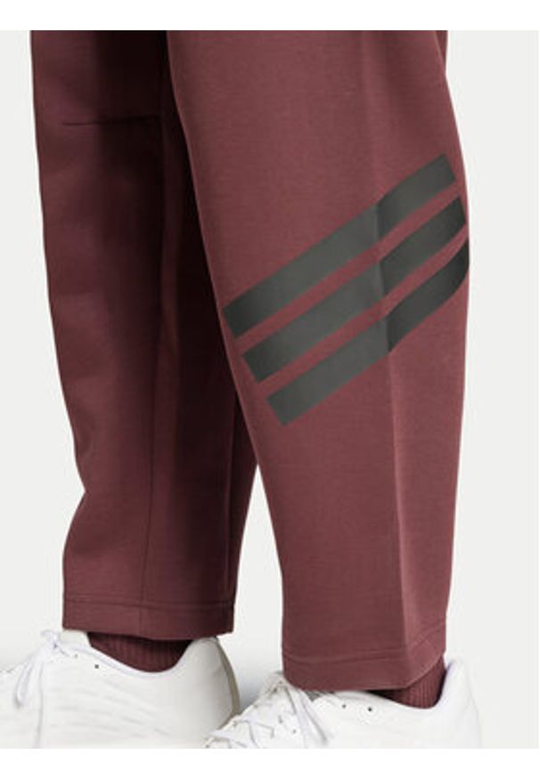 Adidas - adidas Spodnie dresowe Future Icons 3-Stripes JD4888 Bordowy Loose Fit. Kolor: czerwony. Materiał: bawełna