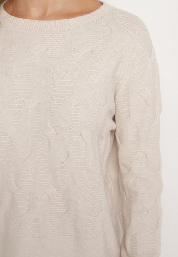 Born2be - Jasnobeżowy Sweter z Bawełną i Wiskozą Ozdobiony Tłoczeniem Zeialda. Okazja: na co dzień, na spotkanie biznesowe. Kolor: beżowy. Materiał: bawełna, wiskoza. Długość rękawa: długi rękaw. Długość: długie. Wzór: aplikacja. Styl: biznesowy, klasyczny, elegancki, casual