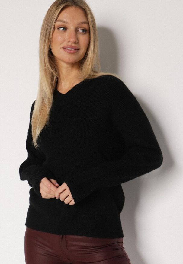 Born2be - Czarny Sweter z Domieszką Kaszmiru z Dekoltem w Serek Feralaine. Okazja: na spotkanie biznesowe, na co dzień. Typ kołnierza: dekolt w serek. Kolor: czarny. Materiał: kaszmir. Styl: elegancki, biznesowy, klasyczny, casual