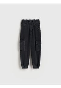 Reserved - Jeansy cargo z łańcuchem - czarny. Kolor: czarny