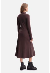 BeWear - Bawełniana sukienka dzianinowa z golfem rozkloszowana cbrąz. Okazja: na co dzień, do pracy. Typ kołnierza: golf. Kolor: brązowy. Materiał: dzianina, bawełna. Długość rękawa: długi rękaw. Styl: casual #4