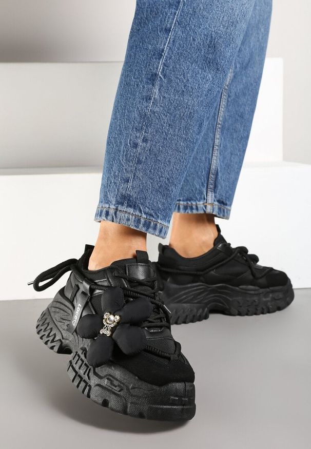 Born2be - Czarne Sneakersy na Grubej Podeszwie z Podwójnymi Sznurówkami i Kwiatową Aplikacją Maretina. Nosek buta: okrągły. Zapięcie: sznurówki. Kolor: czarny. Materiał: materiał. Wzór: aplikacja, kwiaty. Obcas: na obcasie. Wysokość obcasa: niski