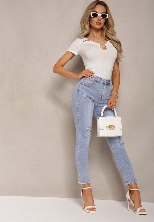 Renee - Biała Bluzka z Prążkowanej Bawełny z Łańcuszkiem i Głębokim Dekoltem Senarifa. Kolor: biały. Materiał: bawełna, prążkowany