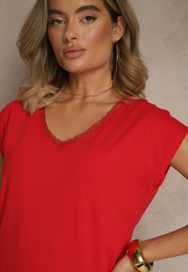 Renee - Czerwony T-shirt z Bawełny Ozdobiony Koronką Ralienne. Okazja: na co dzień. Kolor: czerwony. Materiał: bawełna, koronka. Wzór: aplikacja, koronka. Styl: casual