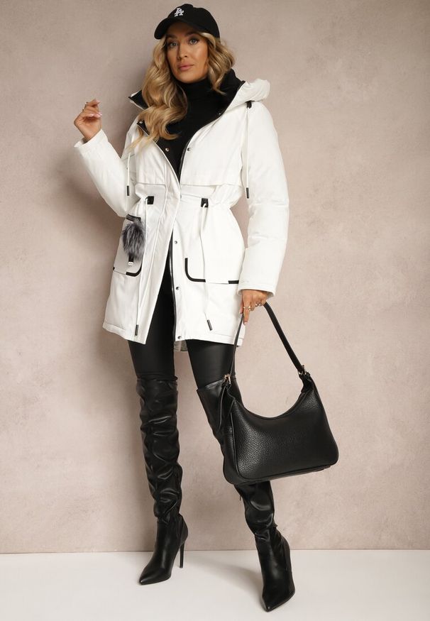 Renee - Biała Kurtka Parka ze Ściągaczami w Talii i Kapturem Zdobiona Zawieszką Zeriena. Okazja: na co dzień. Kolor: biały. Materiał: jeans. Długość rękawa: długi rękaw. Długość: długie. Wzór: aplikacja. Styl: casual, elegancki