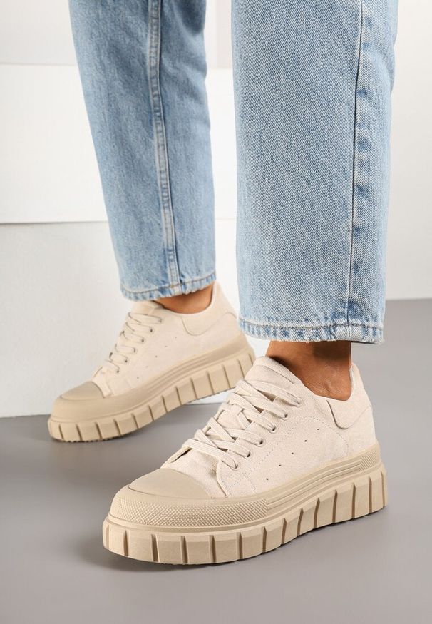 Renee - Beżowe Sneakersy Vices na Platformie z Tłoczeniem Ozdobione Perforacją Leaniael. Okazja: na co dzień. Kolor: beżowy. Materiał: jeans. Wzór: aplikacja. Obcas: na platformie