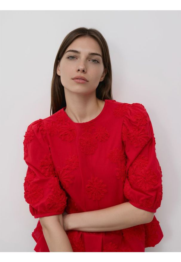 Reserved - Bluzka z ozdobnym haftem - czerwony. Kolor: czerwony. Materiał: bawełna, tkanina. Wzór: haft