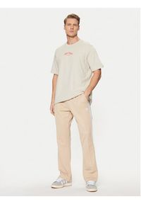 Adidas - adidas T-Shirt JD0667 Beżowy Loose Fit. Kolor: beżowy. Materiał: bawełna #4