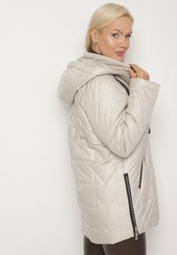 Born2be - Ciemnoszara Pikowana Kurtka Ozdobiona Pikowaniem z Odpinanym Kapturem Falerosa. Okazja: na co dzień, na spacer. Kolekcja: plus size. Kolor: szary. Materiał: jeans. Wzór: aplikacja. Styl: casual #4