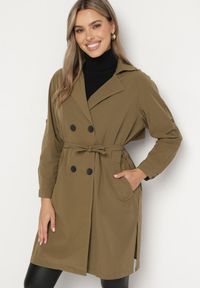 Born2be - Ciemnozielony Dwurzędowy Płaszcz z Bawełną i Regulowanymi Rękawami Ściągany z Tyłu Paskiem Mevalina. Okazja: do pracy. Kolor: zielony. Materiał: bawełna. Styl: elegancki, klasyczny #1