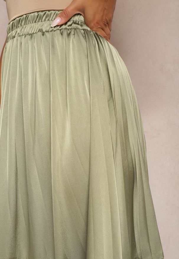 Renee - Zielona Asymetryczna Spódnica Plisowana High Waist z Gumką w Talii i Koronkowymi Wstawkami Reslifa. Stan: podwyższony. Kolor: zielony. Materiał: koronka. Sezon: lato. Styl: elegancki