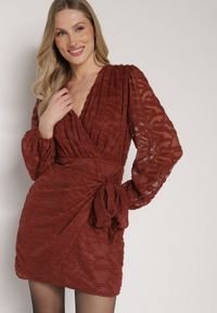 Born2be - Brązowa Kopertowa Sukienka z Tkaniny Plumeti Zenorava. Typ kołnierza: dekolt w kształcie V. Kolor: brązowy. Materiał: tkanina. Długość rękawa: długi rękaw. Wzór: aplikacja. Typ sukienki: kopertowe. Styl: klasyczny, elegancki #1