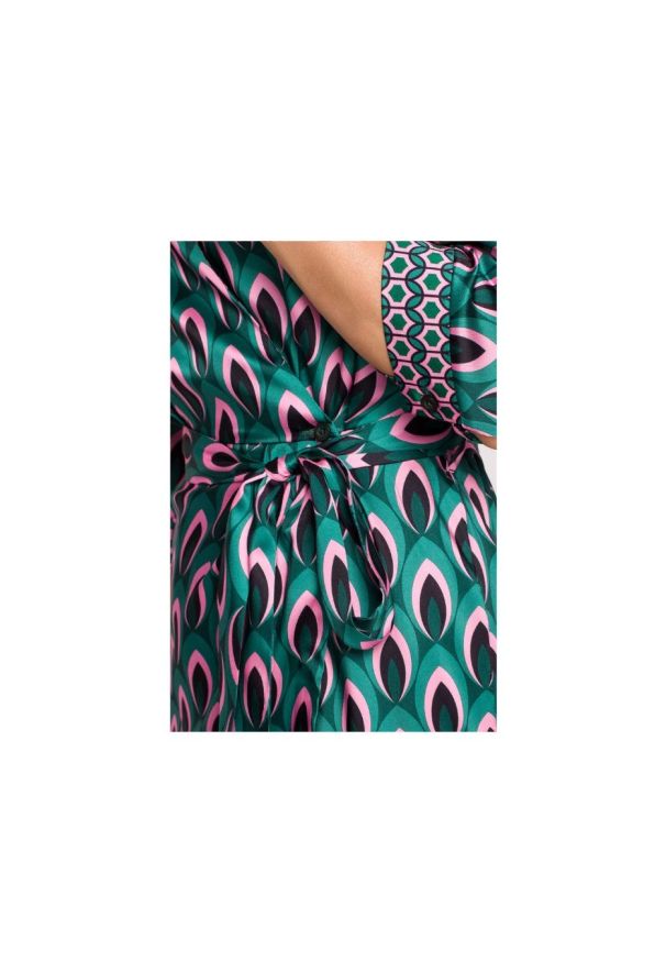 MOE - Satynowa sukienka kopertowa z dekoltem V i wiązaniem zielona. Okazja: na ślub cywilny, na wesele, na imprezę. Kolor: zielony. Materiał: satyna. Typ sukienki: kopertowe