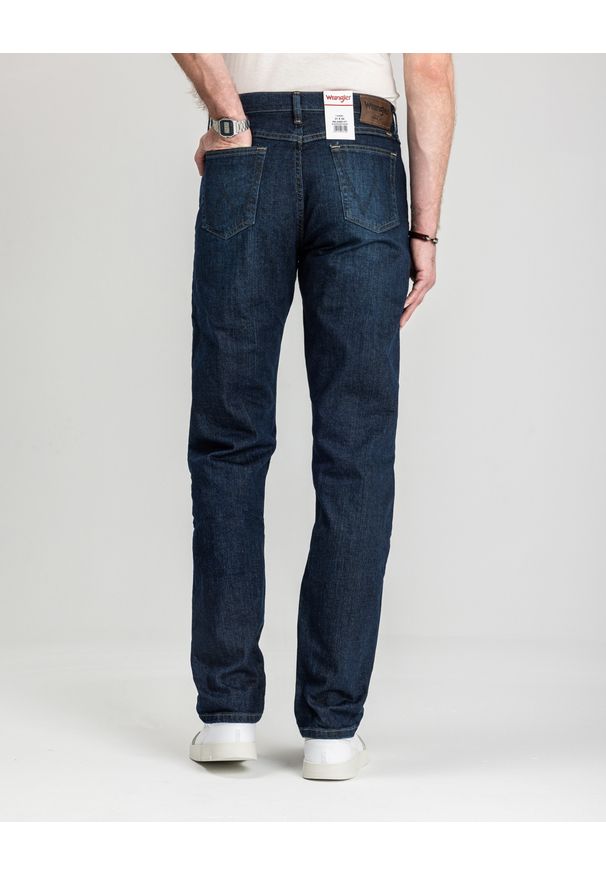 Męskie Spodnie Jeansowe Wrangler Relaxed Fit Blackened Indigo 112352957. Okazja: do pracy, na co dzień. Styl: elegancki, klasyczny, casual