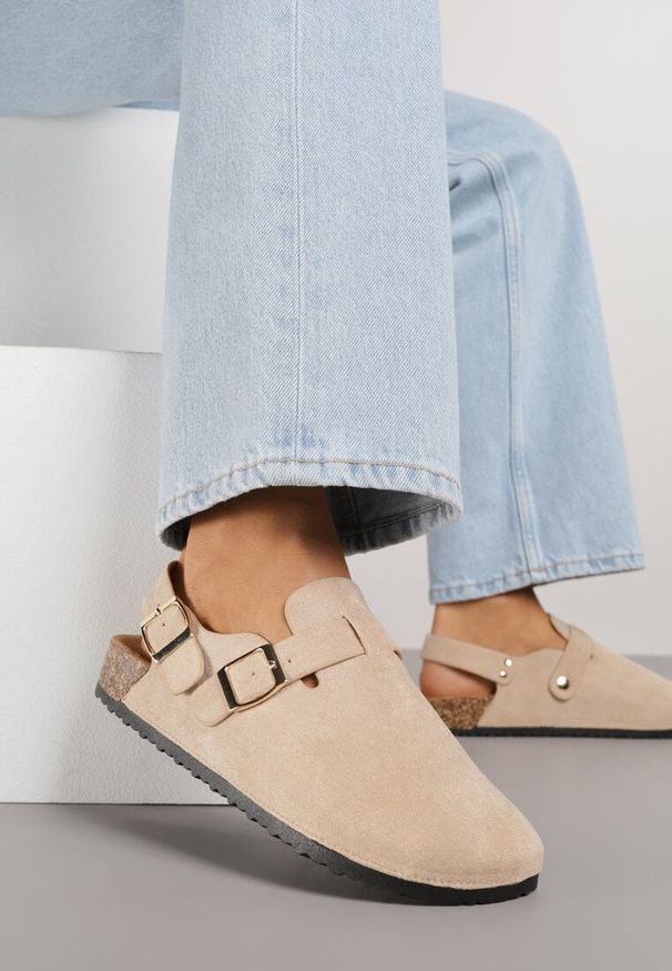 Born2be - Beżowe Sandały w Stylu Chodaków Ozdobione Klamrami Qyrraya. Okazja: na co dzień. Zapięcie: klamry. Kolor: beżowy. Materiał: jeans. Wzór: aplikacja. Sezon: lato. Styl: casual, elegancki