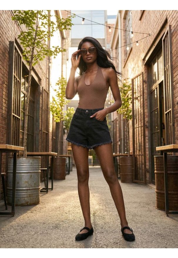 Sinsay - Body z dekoltem halter - brązowy. Typ kołnierza: dekolt halter. Kolor: brązowy