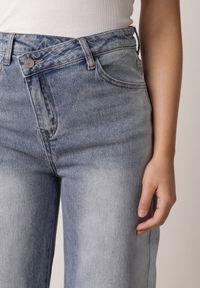 Born2be - Niebieskie Bawełniane Jeansy Balloon z Asymetrycznym Zapięciem i Wysokim Stanem Evile. Okazja: na co dzień. Stan: podwyższony. Kolor: niebieski. Styl: casual, elegancki #6