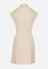 Born2be - Beżowa Sukienka z Prążkowanej Dzianiny o Taliowanym Kroju z Półgolfem Ivarinae. Okazja: na co dzień, na spotkanie biznesowe. Kolor: beżowy. Materiał: prążkowany, dzianina. Długość rękawa: bez rękawów. Styl: biznesowy, casual, elegancki #2