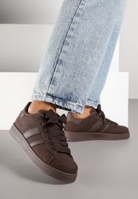 Born2be - Brązowe Sneakersy z Ozdobnymi Naszywkami z Boku Galdexis. Nosek buta: okrągły. Zapięcie: sznurówki. Kolor: brązowy. Materiał: materiał, syntetyk, nubuk. Wzór: aplikacja. Obcas: na obcasie. Wysokość obcasa: niski