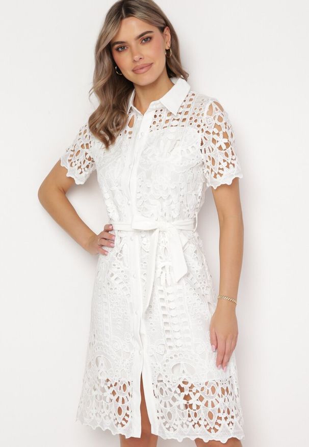 Born2be - Biała Ażurowa Sukienka Koszulowa Midi z Wiązanym Paskiem Pamy. Kolor: biały. Materiał: materiał, koronka. Długość rękawa: krótki rękaw. Wzór: ażurowy. Typ sukienki: koszulowe. Styl: klasyczny. Długość: midi