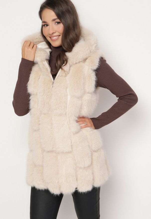 Born2be - Beżowa Kamizelka Futrzana z Kapturem Sophal. Typ kołnierza: kaptur. Kolor: beżowy. Materiał: futro