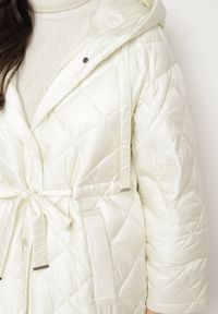 Born2be - Jasnobeżowa Pikowana Kurtka o Długim Kroju z Kapturem Paskiem i Ściągaczami w Talii Nikiana. Okazja: na co dzień. Typ kołnierza: kaptur. Kolor: beżowy. Materiał: jeans. Długość: długie. Styl: sportowy, klasyczny, casual, elegancki #6