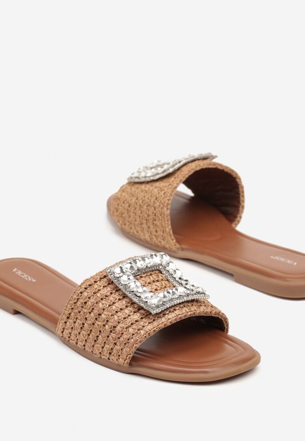 Born2be - Brązowe Klapki Vices z Plecionką i Cyrkoniową Ozdobą Koviarea. Okazja: na co dzień. Kolor: brązowy. Materiał: materiał. Wzór: aplikacja. Sezon: lato. Styl: casual, elegancki, klasyczny