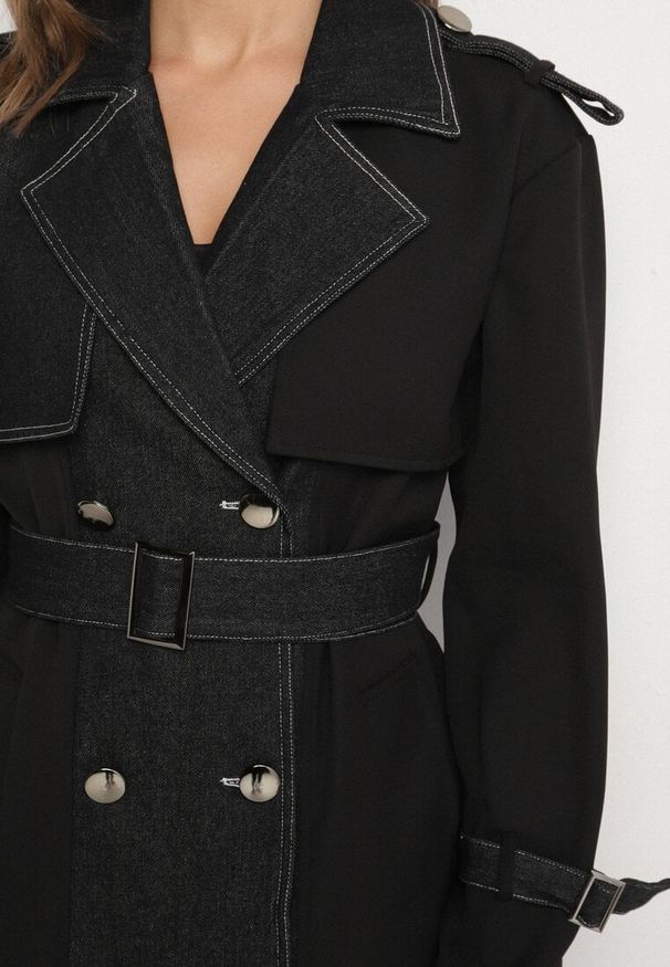 Born2be - Czarny Płaszcz Trencz z Bawełną Ozdobiony Jeansowymi Wstawkami Tirsedi. Okazja: na spotkanie biznesowe, na co dzień. Kolor: czarny. Materiał: jeans, bawełna. Wzór: aplikacja. Styl: elegancki, casual, biznesowy