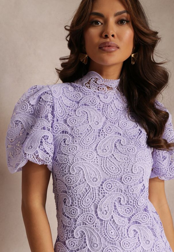 Renee - Fioletowa Sukienka z Koronkowym Haftem Paisley i Bufiastymi Rękawami Briena. Kolor: fioletowy. Materiał: koronka. Wzór: paisley, haft
