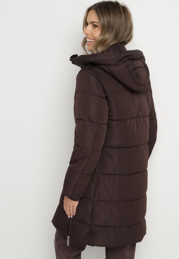 Born2be - Brązowa Kurtka Pikowana z Kapturem i Suwakami po Bokach Lindrie. Okazja: na spacer, na co dzień. Typ kołnierza: kaptur. Kolor: brązowy. Materiał: dzianina, jeans, poliester. Długość: długie. Styl: casual