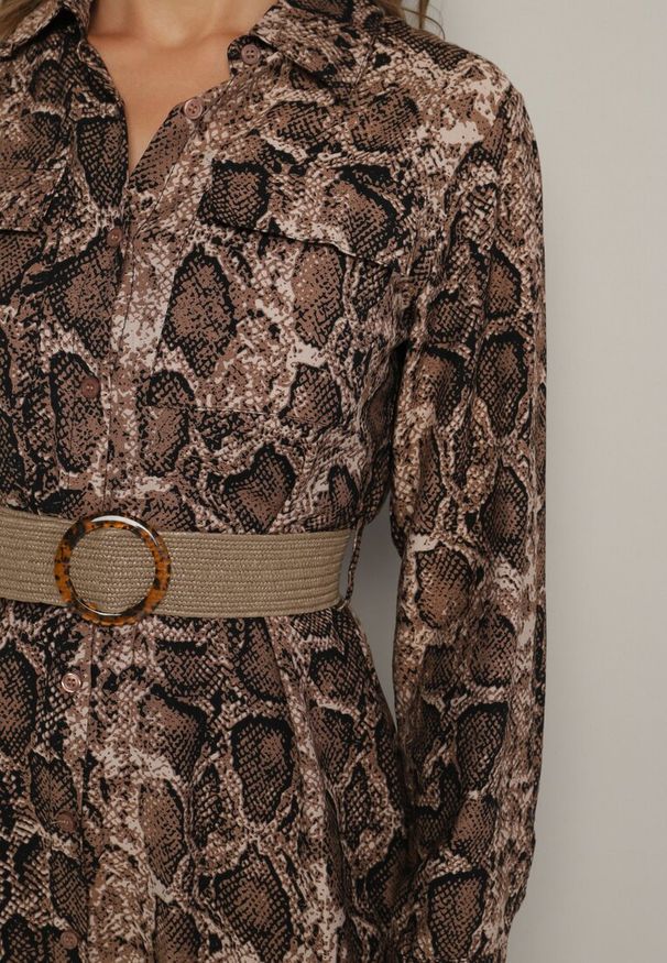 Born2be - Brązowa Wiskozowa Sukienka w Wężowy Wzór o Koszulowym Kroju z Elastycznym Paskiem Rinnosia. Okazja: na spotkanie biznesowe. Typ kołnierza: dekolt w serek. Kolor: brązowy. Materiał: wiskoza. Typ sukienki: koszulowe. Styl: elegancki, biznesowy