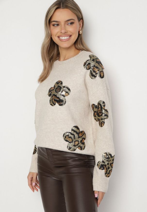 Born2be - Beżowy Sweter z Kwiatowymi Naszywkami i Cekinami Ciadora. Okazja: na co dzień. Kolor: beżowy. Materiał: jeans. Wzór: aplikacja, kwiaty. Styl: elegancki, casual