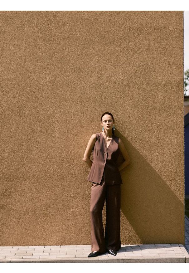 Reserved - Luźne spodnie z wiskozą - brązowy. Kolor: brązowy. Materiał: wiskoza