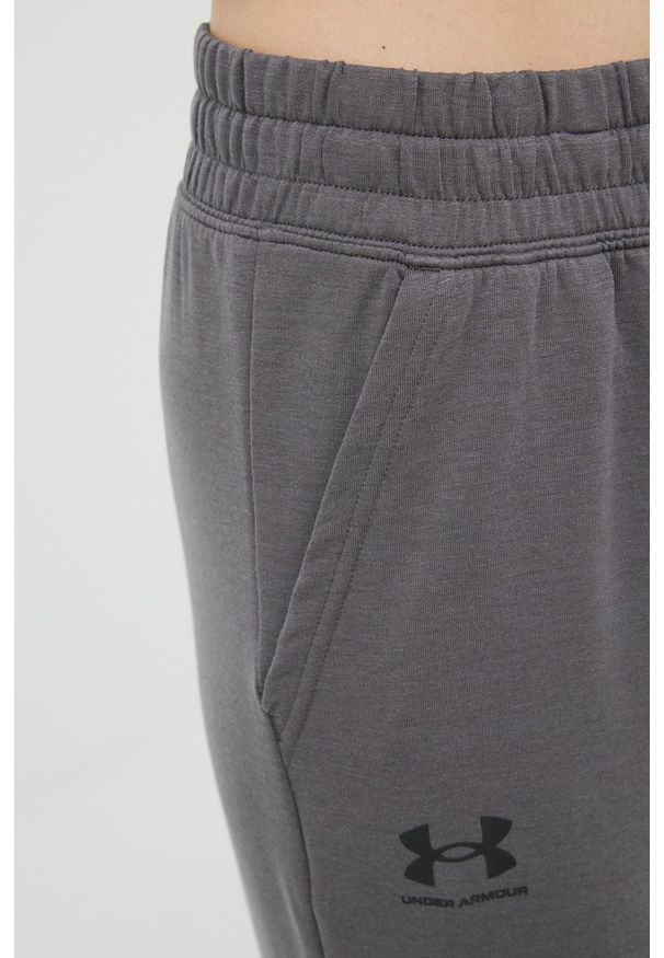Under Armour spodnie dresowe damskie kolor szary gładkie. Kolor: szary. Materiał: dresówka. Wzór: gładki