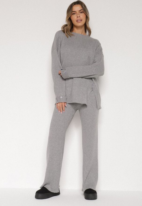 Born2be - Ciemnoszary Komplet z Bawełną i Wełną Sweter z Guzikami i Proste Spodnie Reisadia. Kolor: szary. Materiał: wełna, bawełna