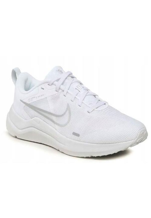 Buty do biegania męskie Nike Downshifter 12. Kolor: biały. Materiał: materiał, syntetyk. Szerokość cholewki: normalna. Model: Nike Downshifter