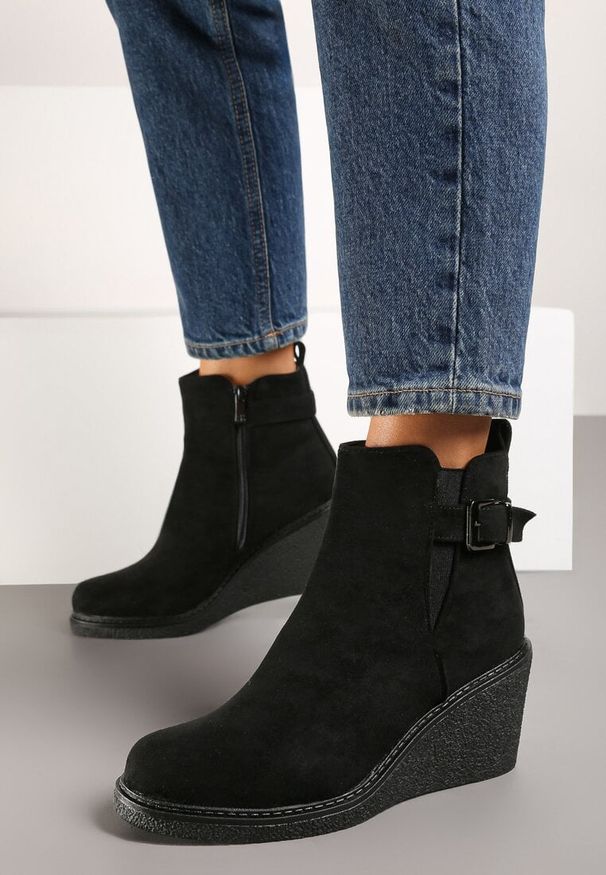 Born2be - Czarne Botki na Koturnie Ozdobione Klamrą Realissa. Zapięcie: klamry. Kolor: czarny. Materiał: jeans. Wzór: aplikacja. Obcas: na koturnie. Styl: elegancki