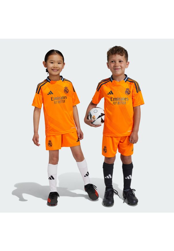 Adidas - Zestaw Real Madrid 24/25 Away Mini Kids. Kolor: pomarańczowy. Materiał: materiał. Sport: piłka nożna
