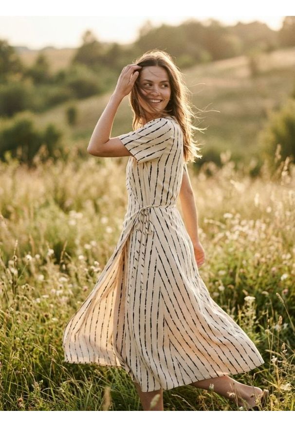 Sinsay - Wiskozowa kopertowa sukienka midi w paski - kremowy. Kolor: kremowy. Materiał: wiskoza. Wzór: paski. Typ sukienki: kopertowe. Długość: midi